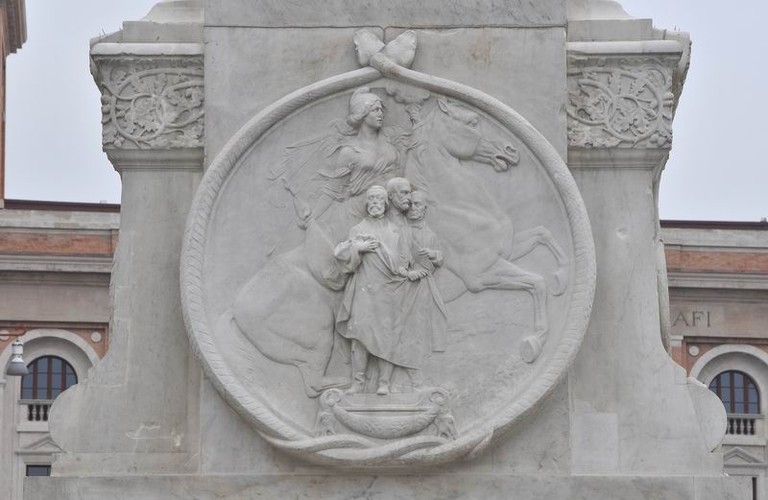 particolare di pannello decorativo nel basamento